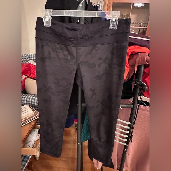lululemon athletica Pants - Lululemon camo cropped leggings